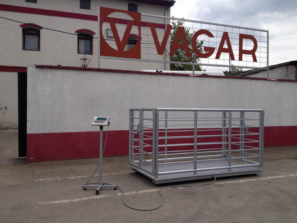 Elektronska stočna vaga fotografisana pred ulazom firme AD VAGAR